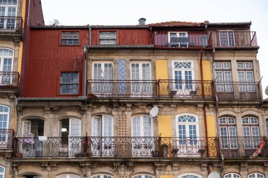 Porto, Portekiz 'deki Cais da Ribeira' daki eski tarihi binaların güzel manzarası.