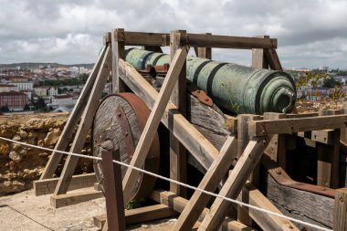Lizbon şehir merkezindeki Jorge Kalesi, Portekiz 'deki tarihi top mermisine bakın. 