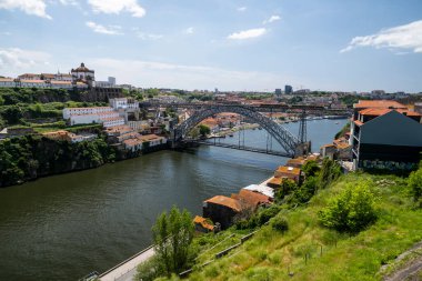 Portekiz, Porto 'daki Douro Nehri üzerindeki büyük köprünün güzel manzarası