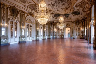 Queluz, Lizbon, Portekiz 'deki eski tarihi Queluz Sarayı binasının güzel manzarası.