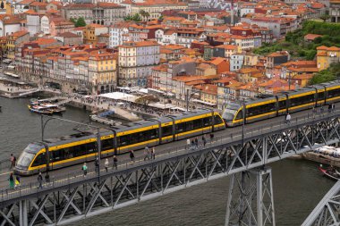 Porto, Portekiz 'deki Cais da Ribeira' dan eski tarihi metal I. Luis Köprüsü 'ne güzel bir manzara.