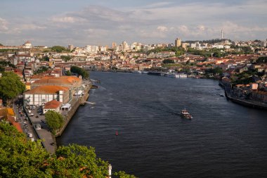 Portekiz 'in Porto şehrindeki Douro Nehri' ne güzel bir manzara.