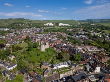 Yeşil dağın tepesindeki eski ortaçağ şatosuna ve Lewes, İngiltere 'deki küçük köy binalarına güzel bir hava manzarası.