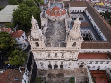 Lizbon, Portekiz şehir merkezindeki Alfama 'daki eski tarihi kilise binasının güzel hava manzarası