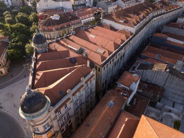 Porto, Portekiz 'deki geleneksel tarihi binaların güzel hava manzarası