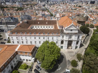 Lizbon, Portekiz şehir merkezindeki beyaz kilise binasının güzel hava manzarası