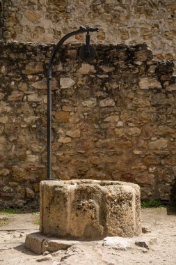 Lizbon, Portekiz 'deki So Jorge Kalesi' ndeki tarihi su kuyusu. 