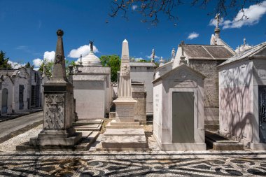 Lizbon, Portekiz 'deki tarihi mezarlıktaki beyaz mezar taşlarına bakın