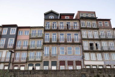 Porto, Portekiz 'deki Cais da Ribeira' daki eski tarihi binaların güzel manzarası.