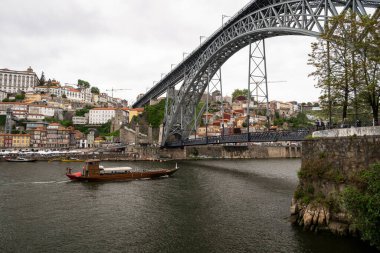 Porto, Portekiz 'deki Luis I büyük metal köprüsüne güzel bir manzara