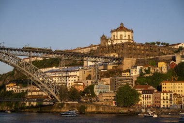 Porto, Portekiz 'deki Luis I büyük metal köprüsüne güzel bir manzara