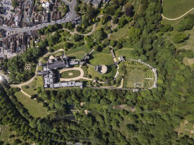 Arundel, İngiltere 'deki tarihi Arundel Kalesi' ne güzel bir hava manzarası.