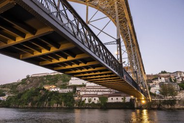 Porto, Portekiz 'deki Luis I büyük metal köprüsüne güzel bir manzara