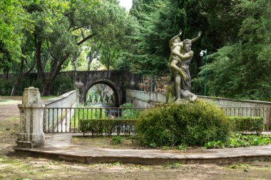 Queluz Sarayı 'nın tarihi bahçeleri, Queluz, Lizbon, Portekiz' deki anıtın güzel manzarası.