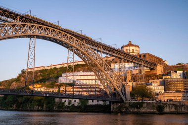 Porto, Portekiz 'deki Cais da Ribeira' dan eski tarihi metal I. Luis Köprüsü 'ne güzel bir manzara.