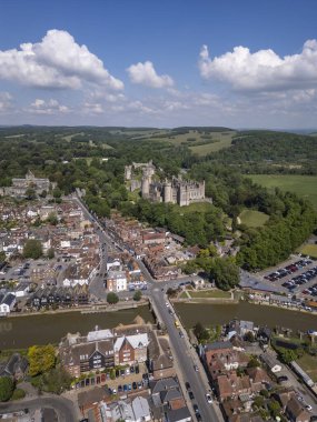Arundel, İngiltere 'deki tarihi Arundel Kalesi ve küçük köy binalarına güzel bir hava manzarası.