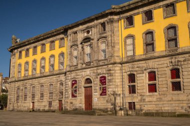 Porto, Portekiz 'deki eski tarihi fotoğraf merkezi binasının güzel manzarası.