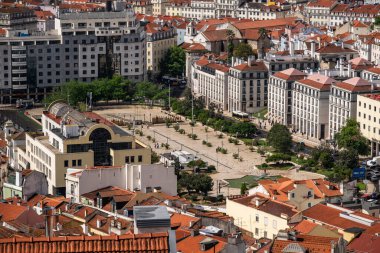 Martim Moniz Meydanı ve şehir binaları için güzel bir manzara Lizbon, Portekiz şehir merkezi.