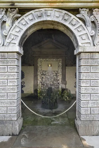 İngiltere, Arundel 'deki ortaçağ tarihi şatosunda su bahçesi.