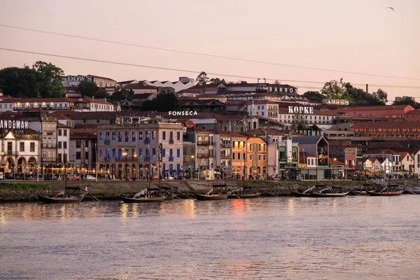 Portekiz, Porto 'da nehir kenarındaki Gaia geleneksel tekne ve binalarına güzel bir manzara