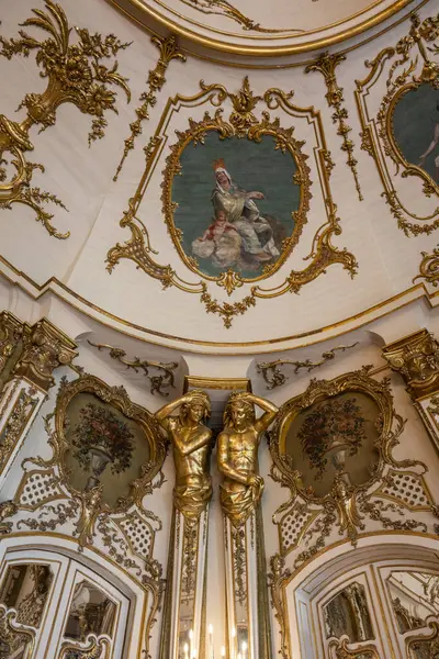 Queluz, Lizbon, Portekiz 'deki eski tarihi Queluz Sarayı binasının güzel manzarası.