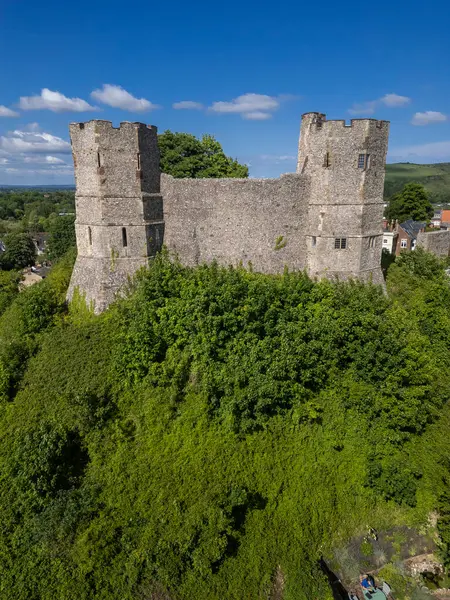 Yeşil dağ tepesinde, Lewes, İngiltere 'deki eski tarihi ortaçağ kalesine güzel bir hava manzarası.