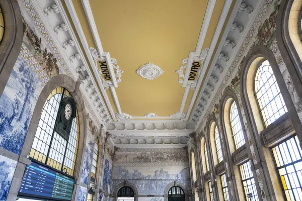 Portekiz 'in Porto şehrinde Bento İstasyon Apartmanı' na güzel bir manzara. 