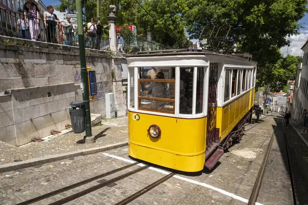 Lizbon, Portekiz şehir merkezinde geleneksel Portekiz sarı füniküleri