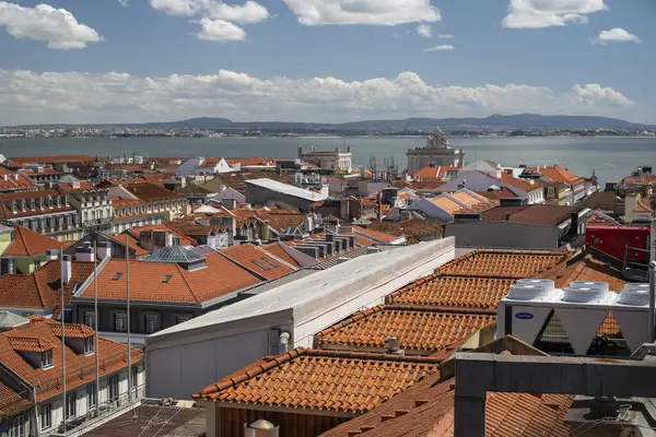 Lizbon, Portekiz 'deki eski geleneksel binaların güzel manzarası