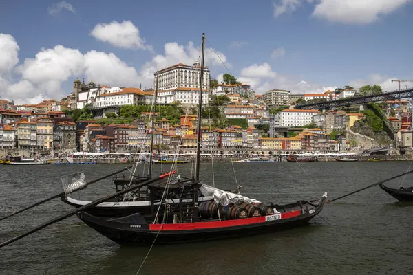 Portekiz, Porto 'da nehir kenarındaki Gaia geleneksel tekne ve binalarına güzel bir manzara