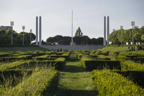 Lizbon şehir merkezindeki Eduardo VII parkındaki yeşil bahçelerin güzel manzarası, Portekiz