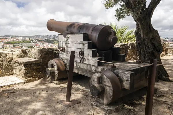 Lizbon şehir merkezindeki Jorge Kalesi, Portekiz 'deki tarihi top mermisine bakın. 