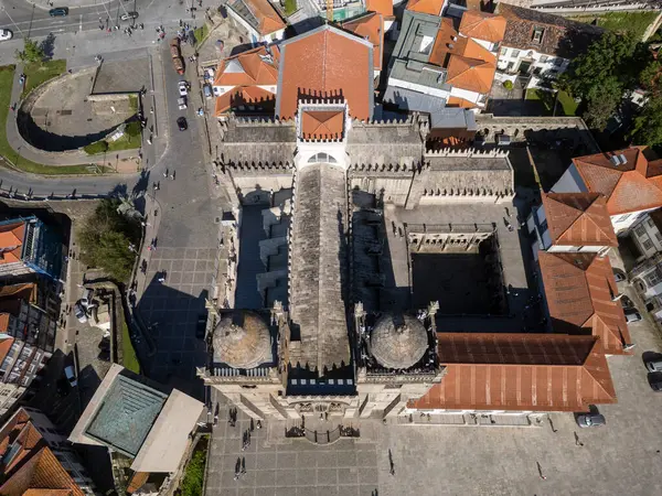 Porto, Portekiz 'deki tarihi S Kilisesi binasına güzel bir hava manzarası. 