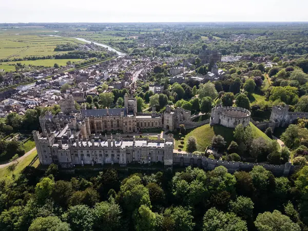 Arundel, İngiltere 'deki tarihi Arundel Kalesi' ne güzel bir hava manzarası.