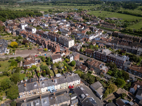 Вид с воздуха на старую историческую деревню Арундел, Великобритания