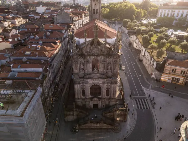Portekiz 'in Porto şehrindeki tarihi rahipler kulesine güzel bir hava manzarası.