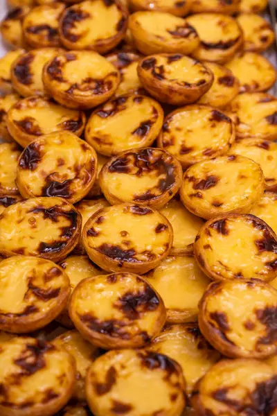 Lizbon şehir merkezinde geleneksel Pastel de Nata tatlı pastaları (muhallebi keki)