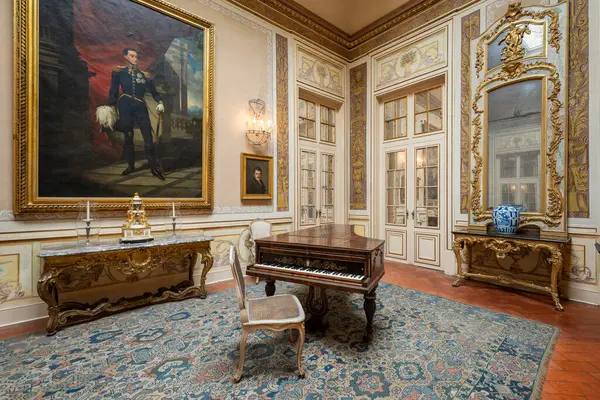 Queluz, Lizbon, Portekiz 'deki eski tarihi Queluz Sarayı binasının güzel manzarası.