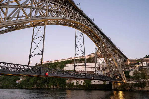Porto, Portekiz 'deki Luis I büyük metal köprüsüne güzel bir manzara
