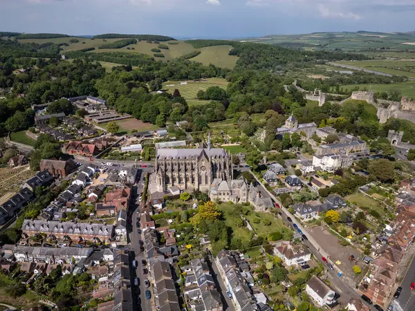 Arundel, İngiltere 'deki eski tarihi katedralin güzel hava manzarası.