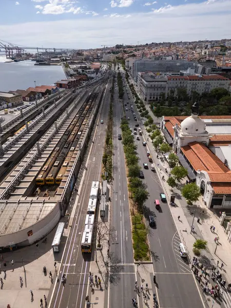 Lizbon, Portekiz şehir merkezindeki büyük araba bulvarına güzel bir hava manzarası.
