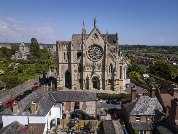 Вид с высоты птичьего полета на старинное здание Кафедрального собора в Арунделе, Великобритания
