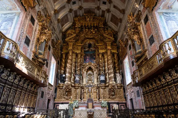 Portekiz 'in Porto şehrindeki eski tarihi kilisenin güzel manzarası.