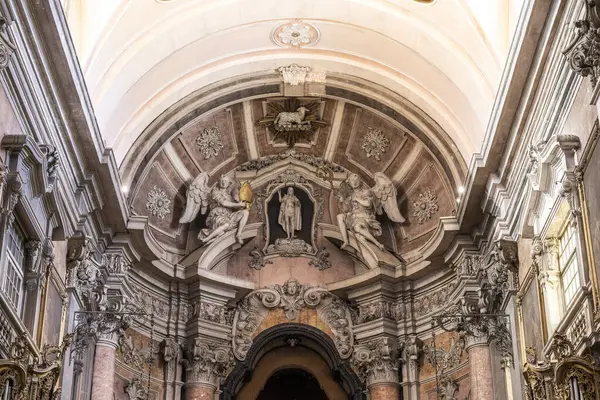 Lizbon, Portekiz şehir merkezindeki eski tarihi kilise binasının güzel manzarası.