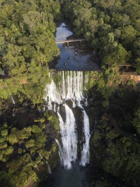 Iguazu Şelaleleri ve yeşil yağmur ormanları, Paran, Brezilya için güzel hava manzarası 