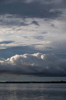 Negro River, Amazonas, Brezilya 'daki Anavilhanas Takımadaları üzerindeki büyük bulutlara güzel manzara