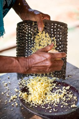 Amazon, Amazonas, Brezilya 'da Cassava işleriyle uğraşan Riverside' lı bir kadın.