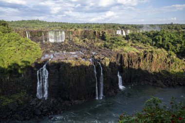 Iguazu Şelaleleri, Foz do Iguazu, Paran, Brezilya 'daki yeşil yağmur ormanlarının güzel manzarası 