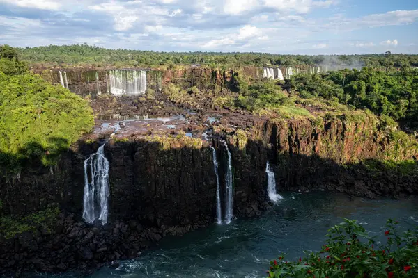 Iguazu Şelaleleri, Foz do Iguazu, Paran, Brezilya 'daki yeşil yağmur ormanlarının güzel manzarası 