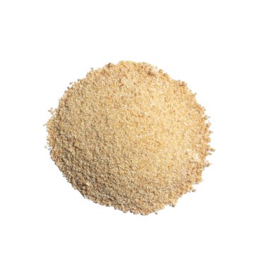 Zemin zencefil tozu beyaza izole edilmiş, üst manzaralı. İnce bitkisel dokuya sahip sarı ve kahverengi baharat yığını. Yiyecek, ilaç ve bitkisel ilaçlarda kullanılan kuru ezilmiş kök..